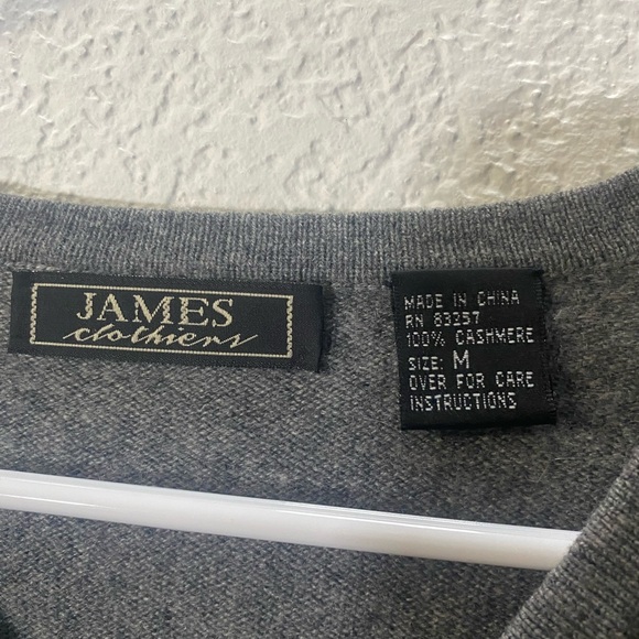 Classic V-Neck 100% Cashmere Sweater in Charcoal Gray - Picture 4 of 6